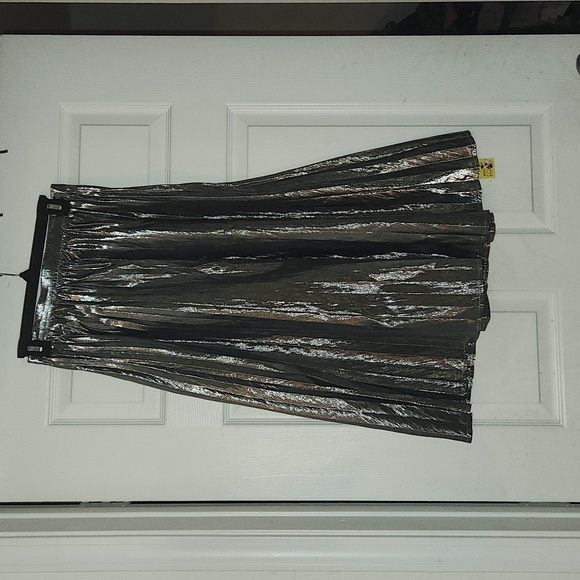 Metallic pleated skirt - Picture 2 of 4